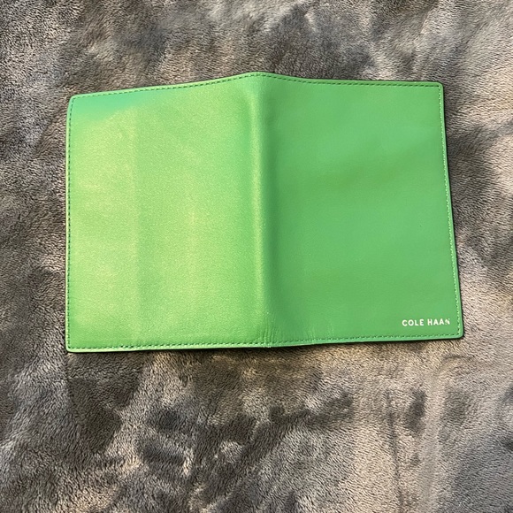 Cole Hann passport holder - Picture 4 of 4
